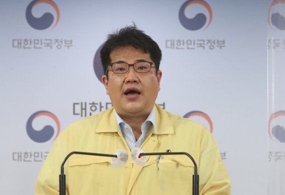 오는 8일부터 모든 해외입국자 격리의무 면제