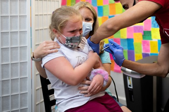 미국 펜실베니아주의 한 약국에서 8세 어린이가 코로나19 백신을 접종 받으며 얼굴을 찌푸리고 있다. /사진=로이터뉴스1