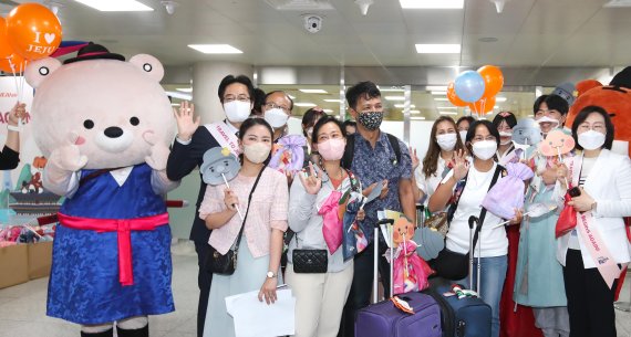 [제주=뉴시스] 우장호 기자 = 코로나19 펜데믹으로 중단된 제주국제공항 국제선 운항이 2년2개월여만에 재개됐다. 3일 오전 제주국제공항에 제주항공 전세기로 태국 방콕에서 출발한 외국인 관광객 178명이 들어오고 있다. 이들은 모두 접종 완료자로, 도착 후 유전자증폭(PCR) 검사를 받고 나흘간 일정으로 제주 도내 주요 관광지를 방문한다. 2022.06.03. woo1223@newsis.com