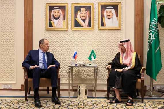 세르게이 라브로프(왼) 러시아 외무장관이 2022년 5월 31일 사우디아라비아 리야드에서 사우디 외무장관인 파이살 빈 파르한 알 사우드 왕자와 회담하는 모습. © 로이터=뉴스1 © News1 최서윤 기자