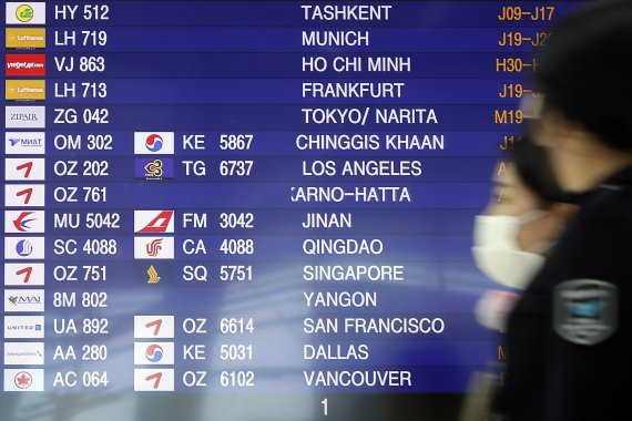 [인천공항=뉴시스] 최동준 기자 = 일본 정부가 다음 달 10일부터 관광 목적의 외국인 단체 관광을 허용하겠다고 밝혔다. 코로나19 사태 이후 약 2년 만이다. 사진은 27일 인천국제공항 출국장 스크린에 표시된 도쿄, 나리타 공항행 정보 모습. 2022.05.27. photocdj@newsis.com