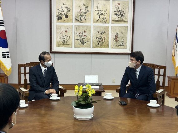 환담나누는 최문순 강원도지사(왼쪽), 김진태 강원도지사 당선인.(김진태 당선인 캠프 제공) 2022.6.3/뉴스1