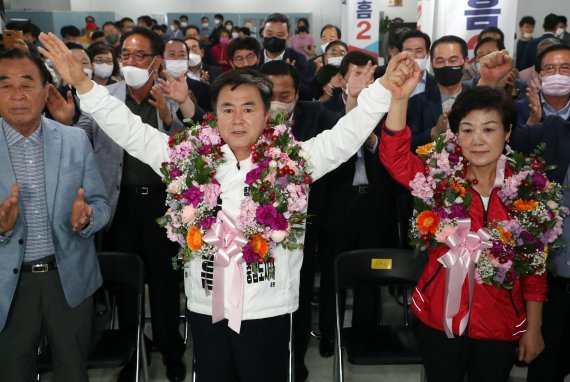 국민의힘 김태흠 충남지사 당선인이 지난 1일 천안 선거사무소에서 당선이 확실시되자 꽃목걸이를 걸고 환호하고 있다. ©News1 공동취재단