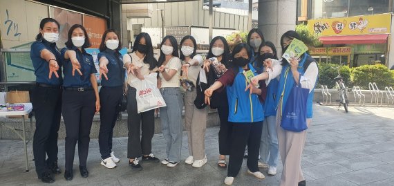 [전주=뉴시스]윤난슬 기자 = 전북 전주완산경찰서 여성청소년과는 찾아가는 청소년 상담소인 '징검다리' 프로그램을 운영 중이라고 3일 밝혔다.(사진=완산경찰 제공)