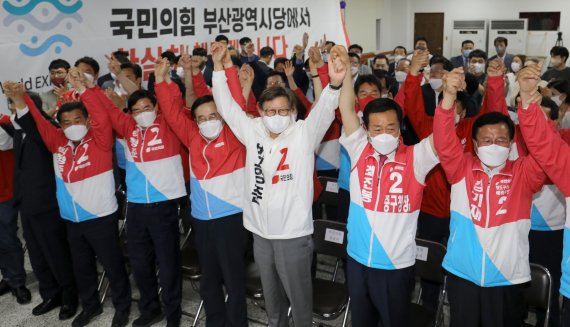 박형준 국민의힘 부산시장 후보가 제8회 전국동시지방선거일인 1일 부산시 수영구 국민의힘 부산광역시당에서 출구조사를 확인 후 환호하고 있다. 2022.6.1/뉴스1 © News1 김영훈 기자