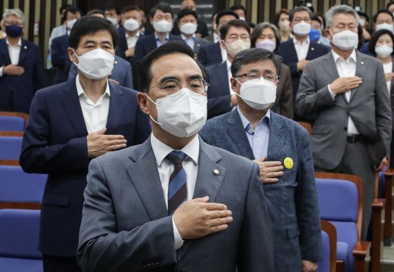 박홍근 더불어민주당 대표 직무대행 겸 원내대표를 비롯한 의원들이 3일 서울 여의도 국회에서 열린 당무위원·국회의원 연석회의에서 국민의례를 하고 있다. (공동취재) 2022.6.3/뉴스1 © News1 유승관 기자