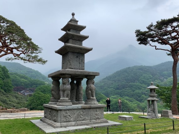 지리산에 둘러싸인 국보 구례 화엄사 사사자 삼층석탑© 뉴스1 윤슬빈 기자