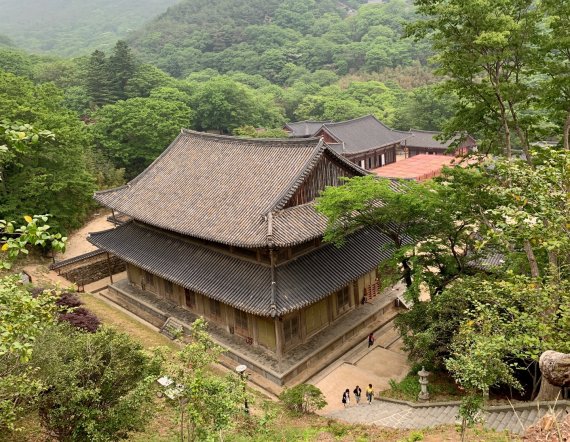 사사자 삼층석탑 앞에서 바라본 각황전 뒷면© 뉴스1