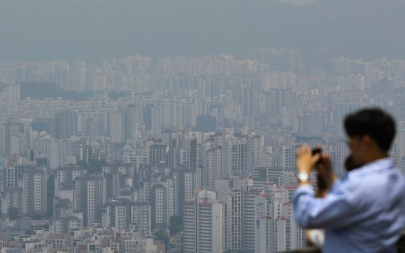 서울 남산타워에서 바라본 아파트 단지의 모습. 2022.6.2/뉴스1 © News1 신웅수 기자