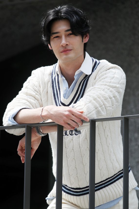 [서울=뉴시스] 조성우 기자 = JTBC 수목드라마 '그린마더스클럽' 배우 최광록(로이)이 지난 19일 서울 강남 한 카페에서 뉴시스와 인터뷰에 앞서 포즈를 취하고 있다. 2022.05.27. xconfind@newsis.com