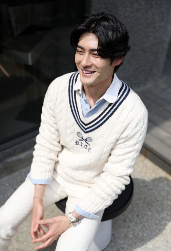 [서울=뉴시스] 조성우 기자 = JTBC 수목드라마 '그린마더스클럽' 배우 최광록(로이)이 지난 19일 서울 강남 한 카페에서 뉴시스와 인터뷰에 앞서 포즈를 취하고 있다. 2022.05.27. xconfind@newsis.com