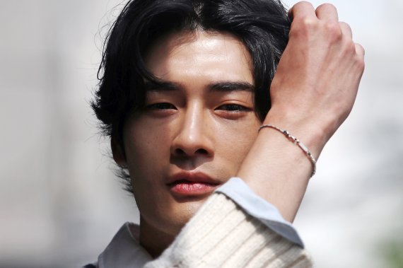 [서울=뉴시스] 조성우 기자 = JTBC 수목드라마 '그린마더스클럽' 배우 최광록(로이)이 지난 19일 서울 강남 한 카페에서 뉴시스와 인터뷰에 앞서 포즈를 취하고 있다. 2022.05.27. xconfind@newsis.com