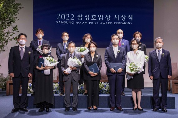 [서울=뉴시스] 최동준 기자 = 31일 서울 중구 신라호텔에서 열린 '2022 삼성호암상 시상식'에서 이재용 삼성전자 부회장을 비롯한 수상자들이 기념촬영을 하고 있다. 앞줄 왼쪽부터 이재용 삼성전자 부회장, 예술상 김혜순 시인, 사회봉사상 하트-하트재단 오지철 회장, 신인숙 이사장, 공학상 차상균 서울대 교수 부부, 김황식 호암재단 이사장. 뒷줄 왼쪽부터 과학상 화학·생명과학부문 카이스트 장석복 특훈교수, 과학상 물리·수학부문 오용근 포스텍 교수 부부, 의학상 키스 정 하버드의대 교수 부부. (사진=호암재단 제공) 2022.05.3
