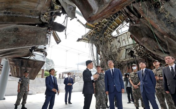 한덕수 국무총리가 지난 6월 4일 경기 평택시 해군2함대에서 제2연평해전 전사자와 천안함 46용사를 참배한 뒤 천안함을 살펴보고 있다.사진=뉴스1