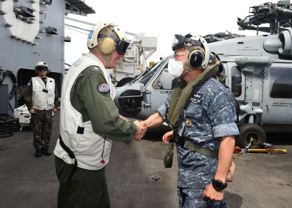 지난 2일 2022 대한민국해군 환태평양훈련전단장 안상민 준장이 USS Ronald Reagan(CVN-76)에 도착하여 美 5항모강습단장이자 CTF-70 사령관인 마이클 도넬리(Michael Donnelly) 준장과 악수하고 있다. 사진=합동참모본부 제공