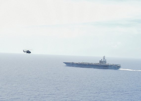 지난 2일 2022 대한민국해군 환태평양훈련전단장 안상민 준장이 美 해상작전헬기(MH-60)를 이용하여 美 항모 로널드레이건함(Ronald Reagan)으로 이동하고 있다. 사진=합동참모본부 제공
