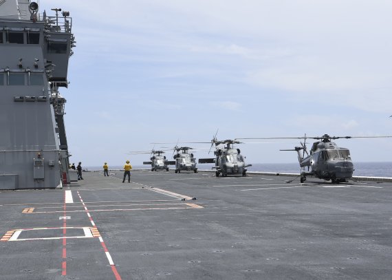지난 2일 마라도함(LPH, 14,500톤급)에서 美 해상작전헬기(MH-60)가 이함(륙)을 준비하고 있다. 사진=합동참모본부 제공