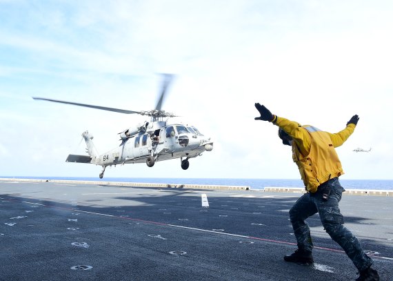 지난 2일 마라도함(LPH, 1만4500톤급)에 美 해상작전헬기(MH-60)가 착함(륙)하고 있다. 사진=합동참모본부 제공