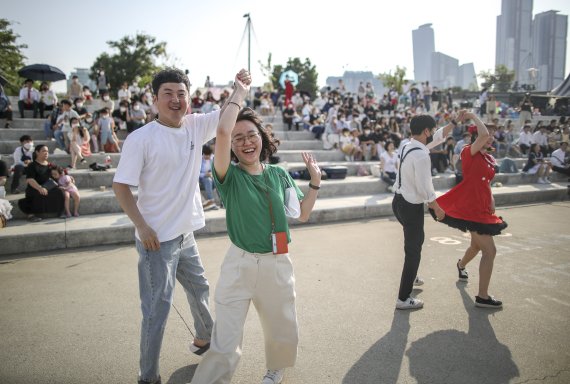 [서울=뉴시스] 정병혁 기자 = 4일 오후 서울 영등포구 여의도한강공원 이랜드크루즈광장에서 열린 2022 딴따라 스윙댄스 페스티벌에서 청년문화예술단체 딴따라댄스홀 회원들이 스윙댄스 공연을 하고 있다. 2022.06.04. jhope@newsis.com