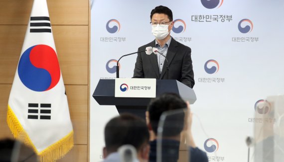 홍진배 과학기술정보통신부 네트워크정책실장이 지난 2일 서울 종로구 세종대로 정부서울청사에서 5G 품질 개선과 투자 촉진을 위한 추진 방향 관련 브리핑을 하고 있다. 2022.6.2/뉴스1 © News1 김명섭 기자