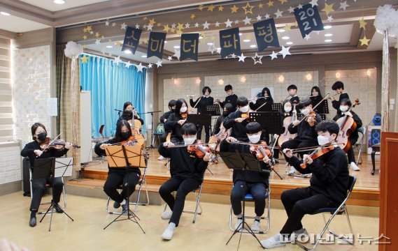 파주 파평중학교 방과후 수업 일환으로 악기 배우고 작은 연주회 개최. 사진제공=파주시