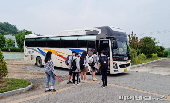 파주 파평중학교 학생 통학버스 등교. 사진제공=파주시