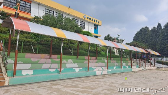 파주시 교육환경개선 일환으로 덕암초등학교 차양막 설치. 사진제공=파주시