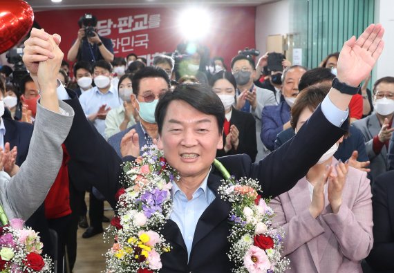 안철수 국민의힘 성남 분당갑 국회의원이 지난 1일 오후 경기도 성남시 분당구 야탑역 인근에 위치한 선거사무소에서 당선이 확실시되자 꽃다발을 목에 걸고 환호하고 있다. /사진=뉴시스