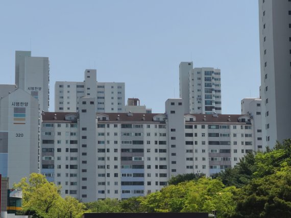 경기도 분당신도시 외곽 고가 아파트 가격이 수억원씩 급락하는 가운데, 대출이 가능한 소형 타입들은 매물 품귀 현상을 겪고 있다. 사진은 경기도 성남시 분당구 시범한양아파트 전경. 사진=김희수 기자