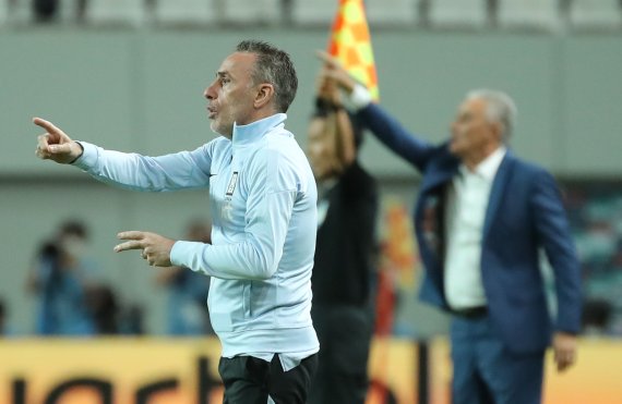 [서울=뉴시스] 권창회 기자 = 2일 오후 서울 마포구 서울월드컵경기장에서 열린 하나은행 초청 친선경기 대한민국과 브라질의 경기, 대한민국 파울루 벤투 감독이 선수들에게 지시를 하고 있다. 2022.06.02. kch0523@newsis.com