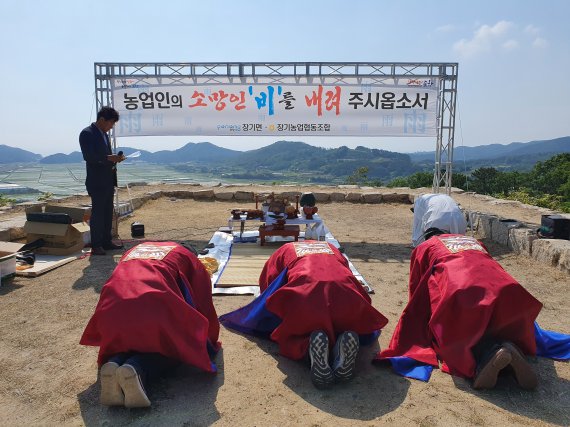 3일 경북 포항시 남구 장기면 주민들이 극심한 봄 가뭄이 지속되자 하늘과 가장 가까운 곳인 장기읍성에서 기우제를 올리고 있다. 남구 장기면 등은 올해 강수량이 총 111mm로 평년 281mm의 40% 정도에 불과한 상황이다. (독자제공) 2022.6.3/뉴스1 © News1 최창호 기자