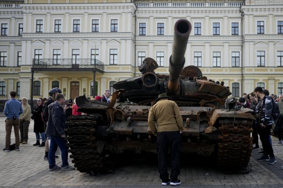 유럽이 포탄 지원해줬는데... 우크라, 러시아에 포격 못하는 '반전' 이유