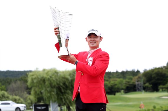 'AGAIN 2012' 김비오, SK텔레콤오픈 우승