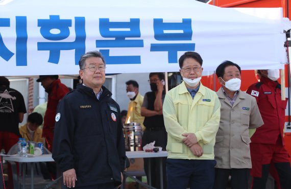 [밀양=뉴시스] 안지율 기자 = 박일호 국민의힘 경남 밀양시장 후보는 1일 오후 부북면 산불현장을 방문해 관계자와 산불 대처방안을 협의하고 있다. 2022.06.01. alk9935@newsis.com