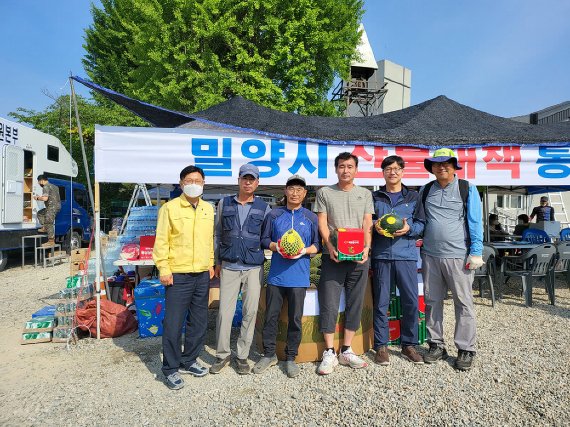 [밀양=뉴시스] 안지율 기자 = 경남 밀양시 하남읍 해맑음영농조합법인에서 4일 오전 부북면 춘화마을에 설치된 밀양시 산불대책 통제 지뤼소를 방문해 산불진화대원을 위한 간식용 해맑은 수박을 전달하고 있다. 2022.06.04. alk9935@newsis.com