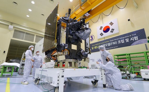 한국항공우주연구원 달탐사사업단 다누리 개발진이 8월 발사를 앞둔 달 궤도선 '다누리'를 발사장 이송 전 최종 점검을 하고 있다. 항공우주연구원 제공