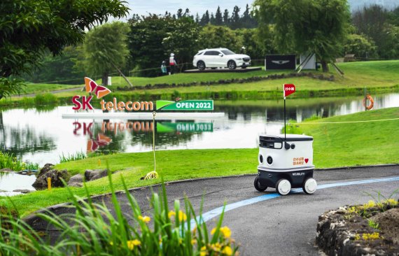 지난 2일 제주 서귀포시 핀크스GC에서 열린 SK텔레콤 오픈 KPGA 대회에에서 자율주행 배달로봇 '뉴비(NEWBIE)'가 필드 옆 도로를 달리고 있다.