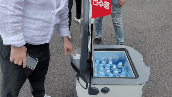 SKT 뉴빌리티 자율주행 배달로봇 뉴비가 음료를 전달하는 과정. 영상=김준혁 기자.