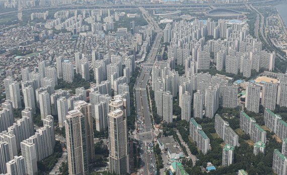 [서울=뉴시스] 권창회 기자 = 2일 오전 서울 송파구 롯데월드타워 서울스카이에서 바라본 아파트 단지 모습. 2022.06.02. kch0523@newsis.com