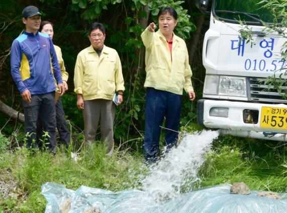 강원 화천지역의 올해 누적 강수량이 지난 5개월간 127㎜로 집계돼 평년 229.5㎜의 55.3%에 그친 것으로 나타났다. 사진은 가뭄 피해 현장을 방문한 최문순 화천군수(사진 오른쪽 첫 번째). 사진=화천군 제공