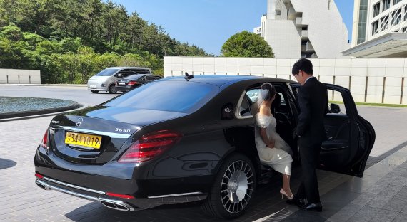 부산 기장에 있는 모 특급호텔 예식장에서 신랑·신부가 예약된 '마이바흐 고급택시'를 이용하고 있는 장면. 사진=김동식 마이바흐 고급택시 대표 제공.