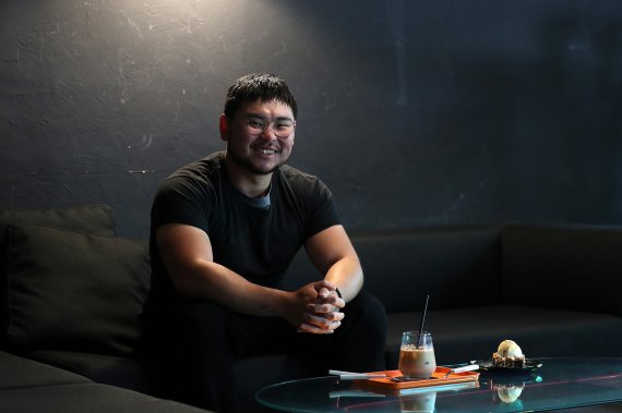 [서울=뉴시스] 백동현 기자 = 배우 한상조가 지난 24일 오후 서울 마포구 한 카페에서 뉴시스와 인터뷰에 앞서 사진촬영하고 있다. 2022.05.29. livertrent@newis.com