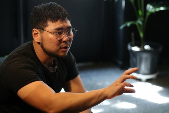 [서울=뉴시스] 백동현 기자 = 배우 한상조가 지난 24일 오후 서울 마포구 한 카페에서 뉴시스와 인터뷰하고 있다. 2022.05.29. livertrent@newis.com