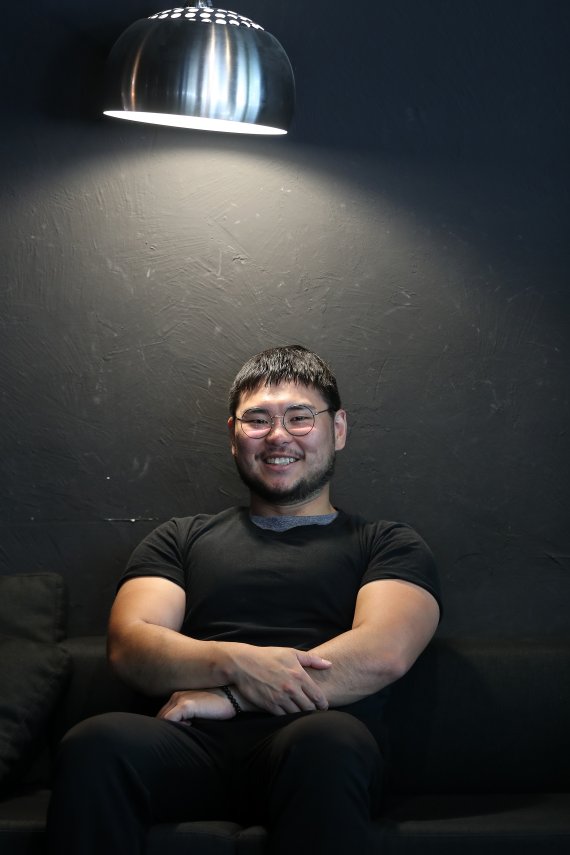 [서울=뉴시스] 백동현 기자 = 배우 한상조가 지난 24일 오후 서울 마포구 한 카페에서 뉴시스와 인터뷰에 앞서 사진촬영하고 있다. 2022.05.29. livertrent@newis.com