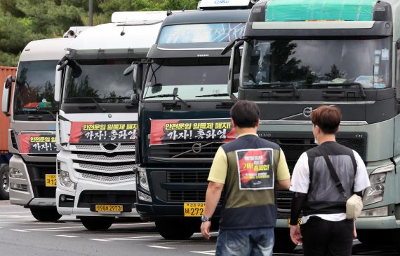 민주노총 소속 화물연대 총파업을 하루앞둔 6일 의왕ICD(종합물류터미널)에 총파업 현수막을 부착한 차량들이 주차되어 있다. 사진=박범준 기자