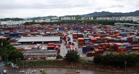 민주노총 소속 화물연대 총파업을 하루앞둔 6일 의왕ICD(종합물류터미널)에 화물들이 쌓여있다. 사진=박범준 기자