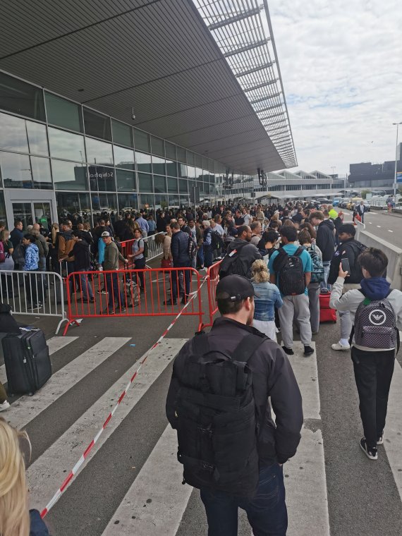 4일(현지시간) 네덜란드 암스테르담 스키폴 공항에서 공항 보안 요원 부족으로 여행객들이 공항에 들어가지 못 한 채 밖까지 줄을 서 있다. © 로이터=뉴스1 © News1 김예슬 기자