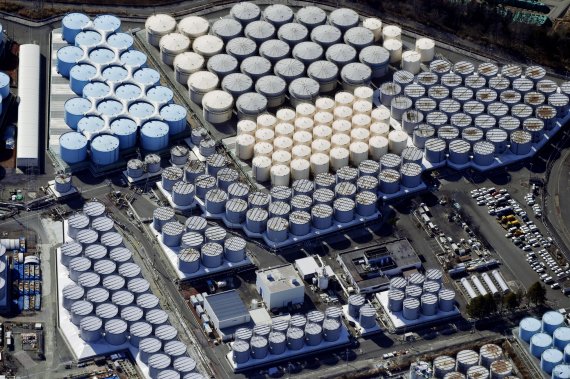 일본 후쿠시마 제1원자력발전소 부지 내 방사성 오염수 저장탱크 전경. 2021.02.13/뉴스1 © 로이터=뉴스1 /사진=뉴스1