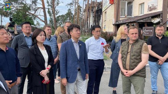 [서울=뉴시스] 이준석 국민의힘 대표와 의원들이 5일(현지시간) 우크라이나의 수도 키이우를 방문해 전후 복구 방안 등을 논의했다. 올렉시 쿨레바 키이우 주지사는 이날 페이스북에 올린 글에서 "오늘 한국의 여당인 국민의힘 이준석 대표가 이끄는 국회 대표단이 키이우를 공식 방문했다", "대표단은 부차에서 고문당한 민간인들의 매장지를 방문하고 이르펜의 파괴 된 주거 지역을 조사하고", "그들은 러시아 침공 후 키예프 지역 복원의 틀에서 협력 및 공동 프로젝트 영역을 논의했다"고 전했다. (사진=올렉시 쿨레바 키이우 주지사 페이스북) 20