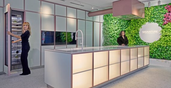 LG전자 모델이 시그니처 키친 스위트 밀라노 쇼룸에서 컬럼형 냉장고, 오븐, 인덕션 등 최신 기술과 디자인을 적용한 가전 제품들을 소개하고 있다. LG전자 제공